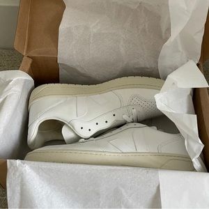 Veja V-10 Leather Extra White New Never Worn